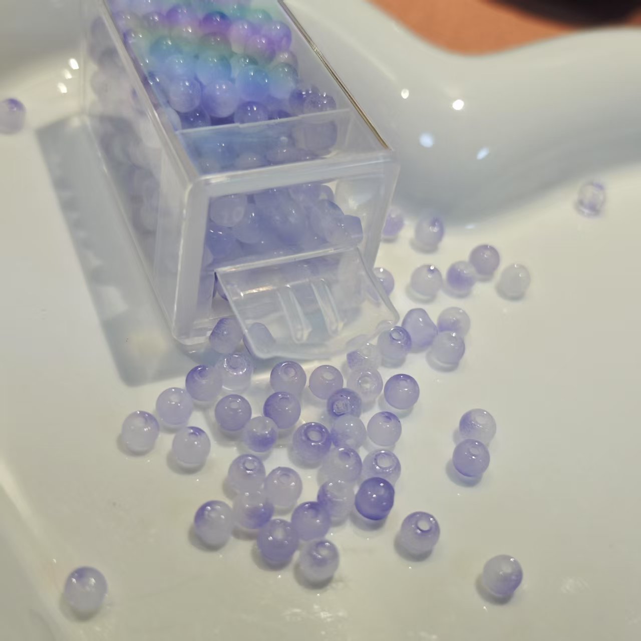 AJ229【1 Box of 4mm Lavender & White Resin Beads - Round Jewelry Making Supplies