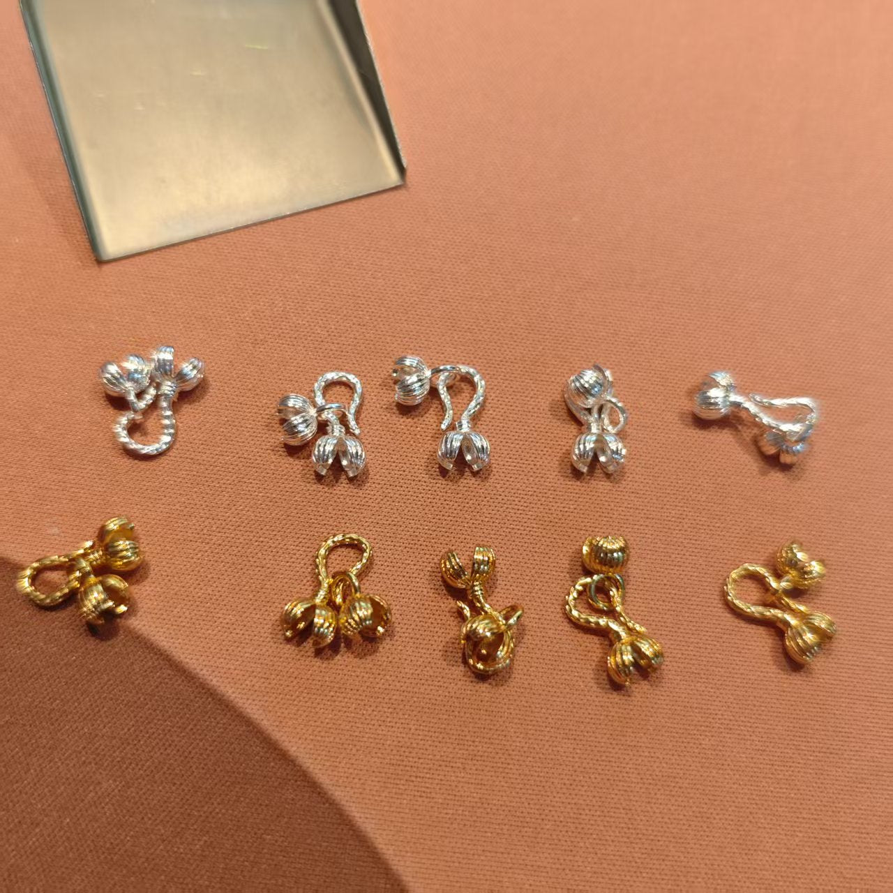 AJ147【10pcs Pepper-Shaped Jewelry Clasps (5 Gold + 5 Silver)