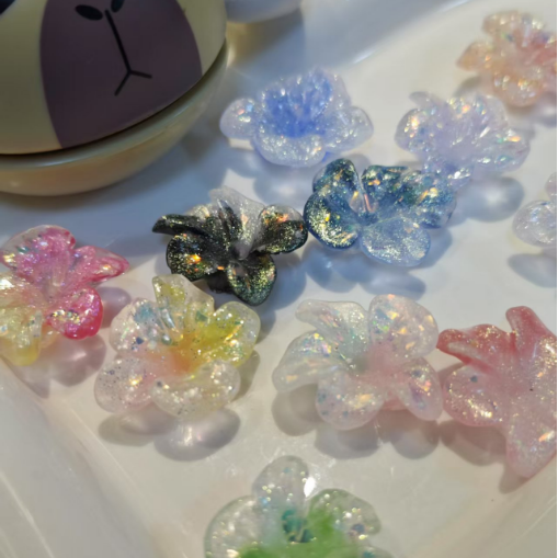AJ218【11-Piece Multicolor 2.6mm Five-Petal Handmade Flower Charms