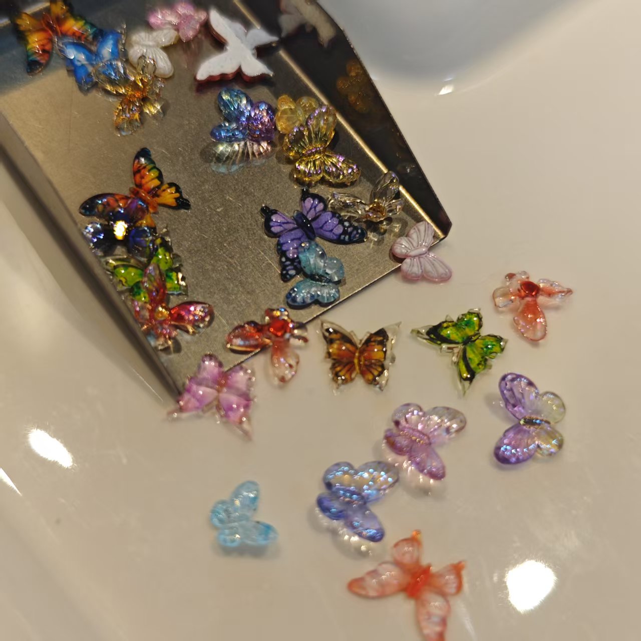 AJ138 27pcs Butterfly Resin Nail Charms
