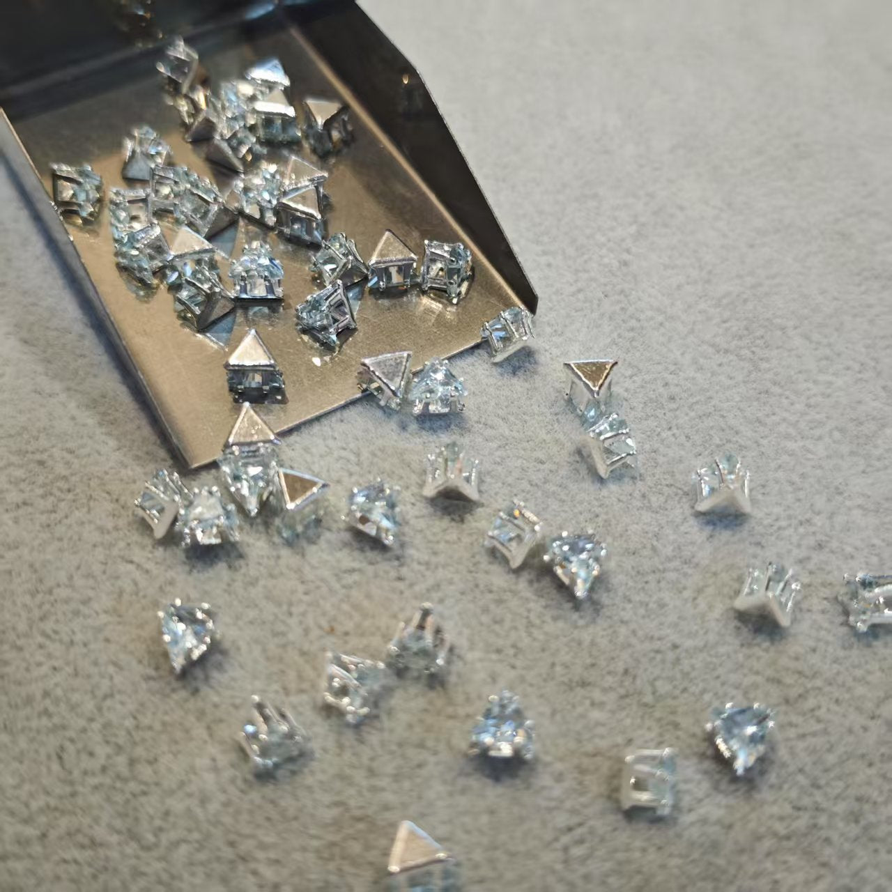 AJ249【50pcs Light Blue Triangle Zircon Stones - Sparkling Rhinestones for Jewelry DIY