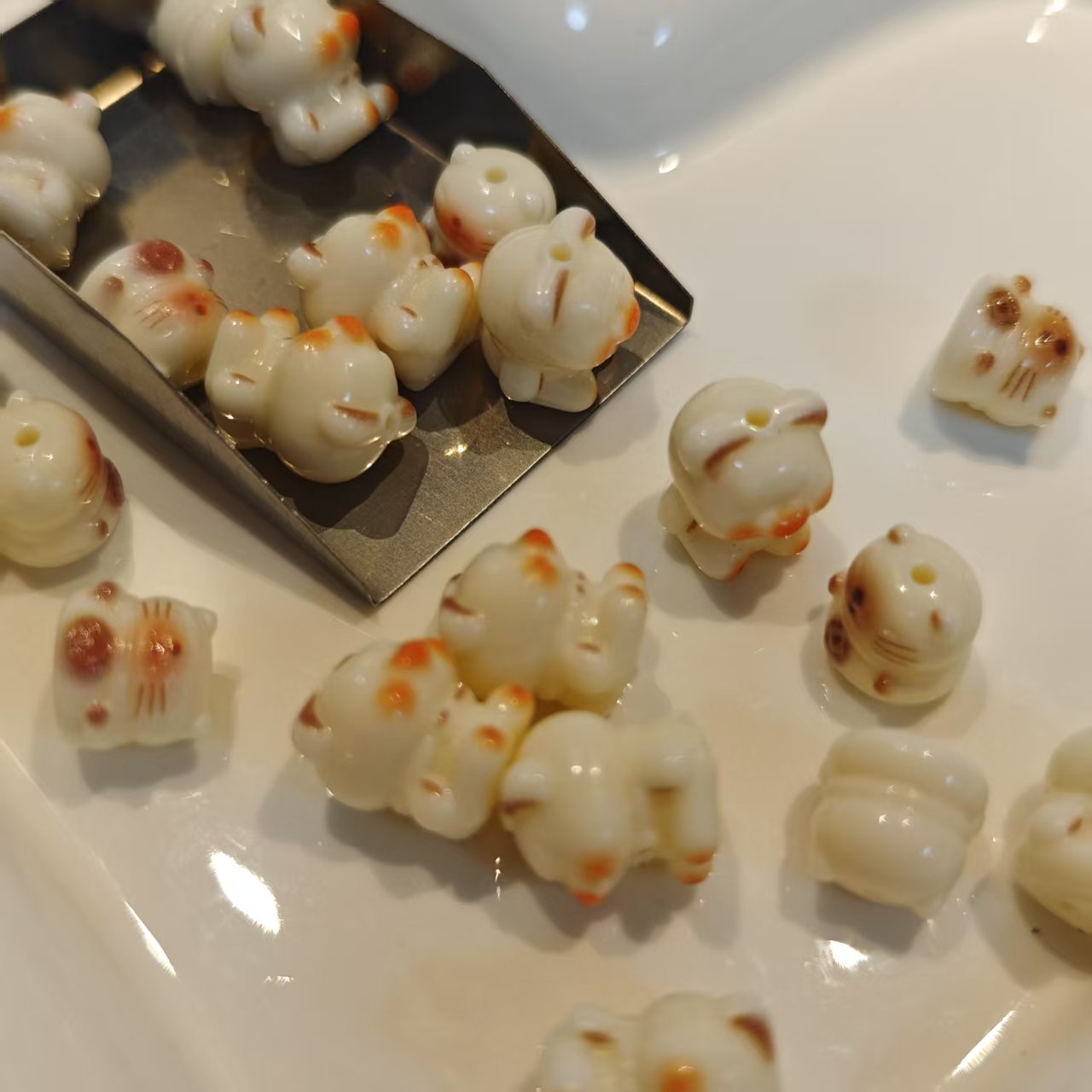 AJ136 /31pcs White Cat Resin Beads