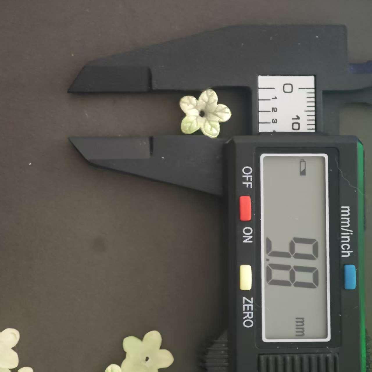 Z034  40pcs soft rubber flowers