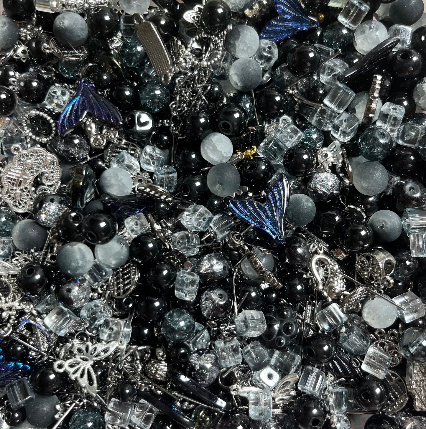 B663 black beads mix